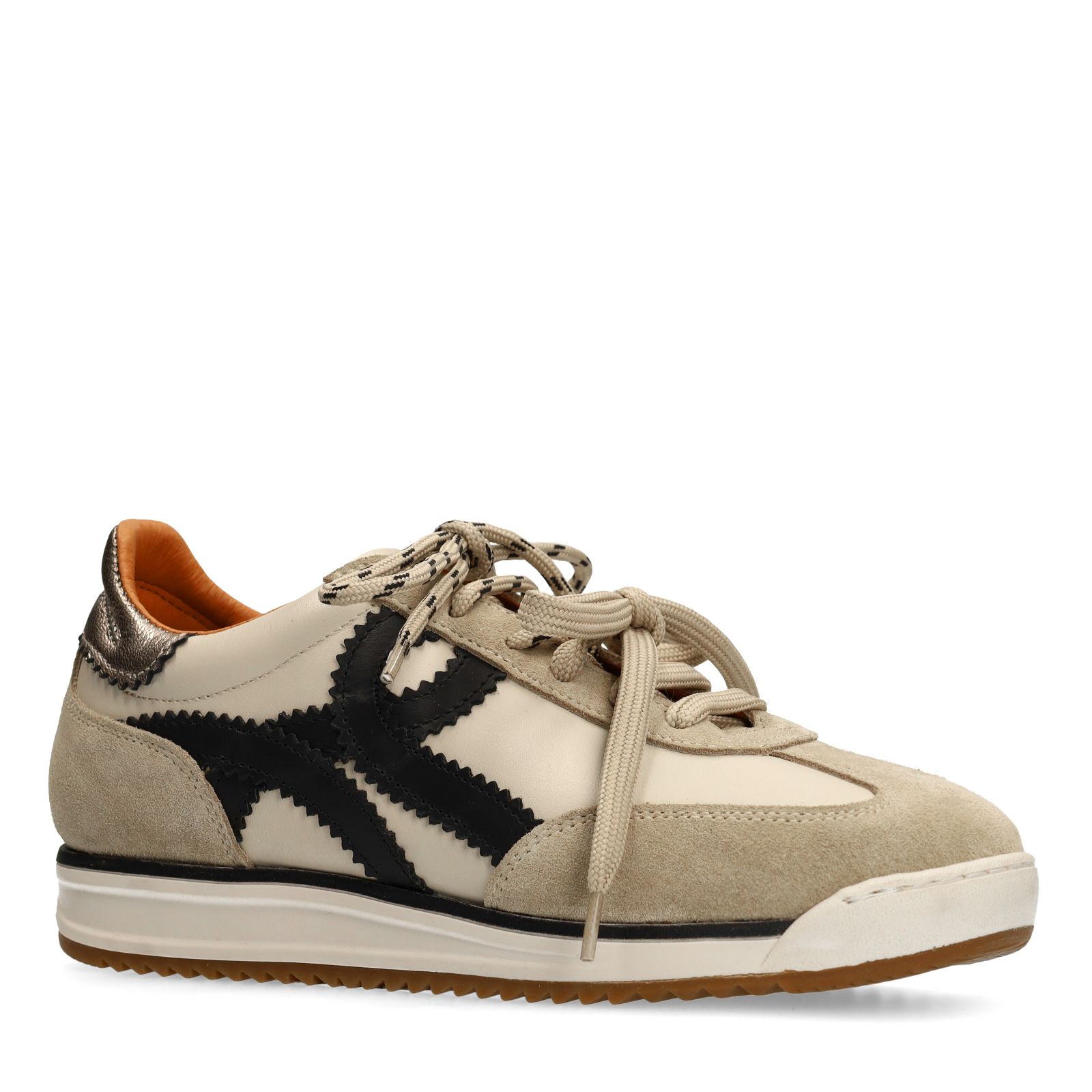 Beige suède sneakers met leren details