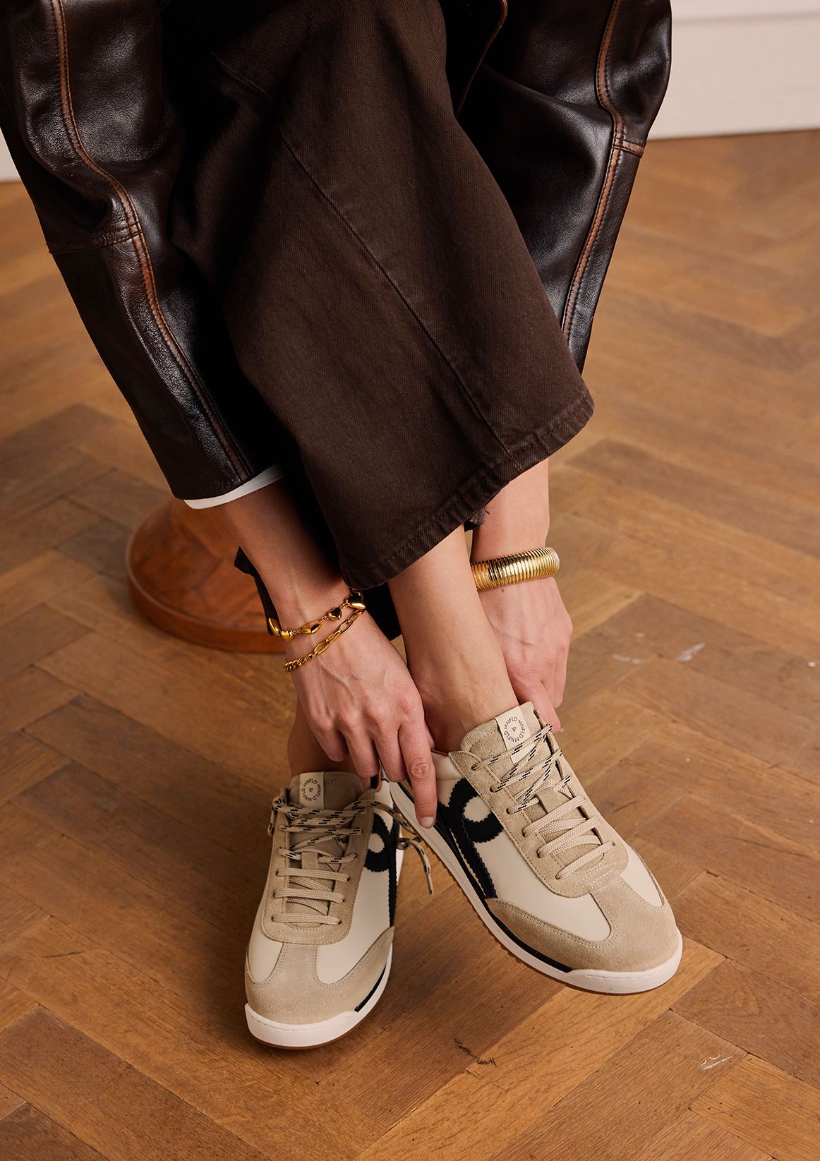 Beige suède sneakers met leren details