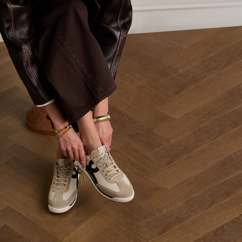 Beige suède sneakers met leren details