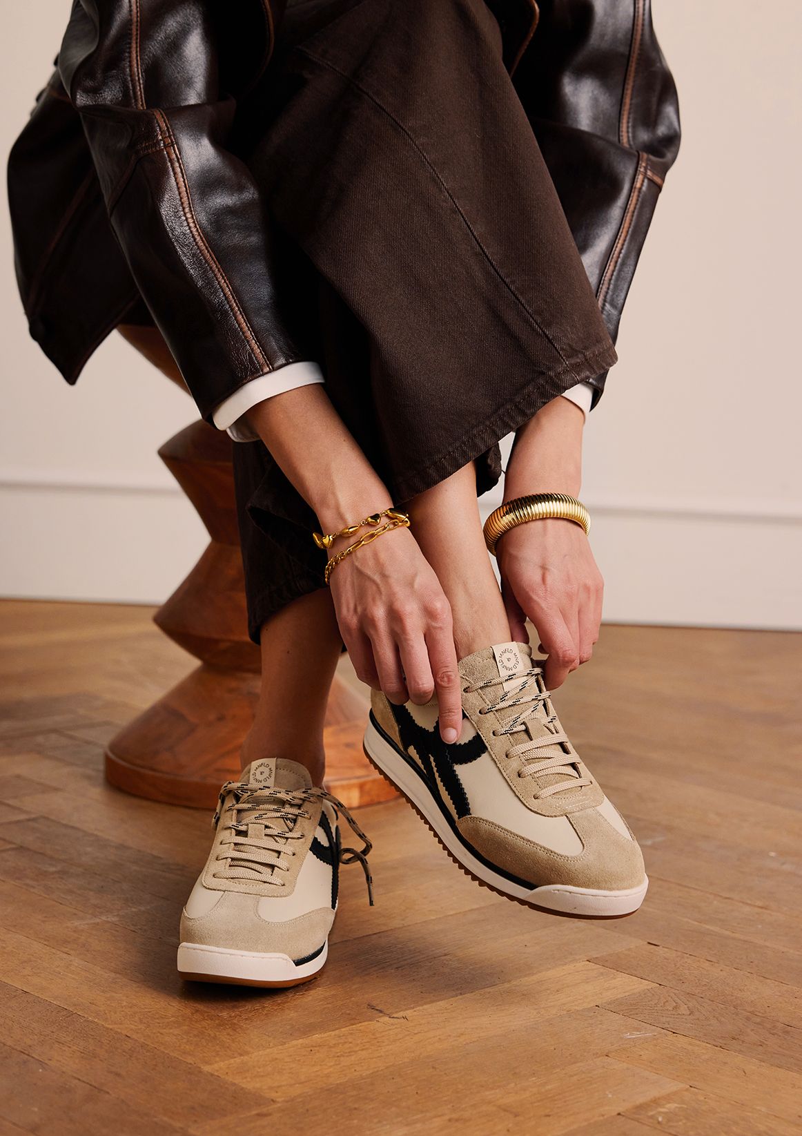Beige suède sneakers met leren details