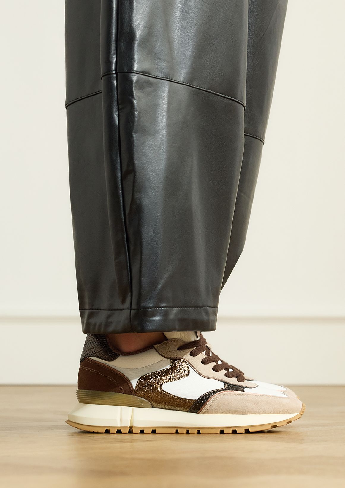 Taupefarbene Ledersneaker mit Veloursleder-Details
