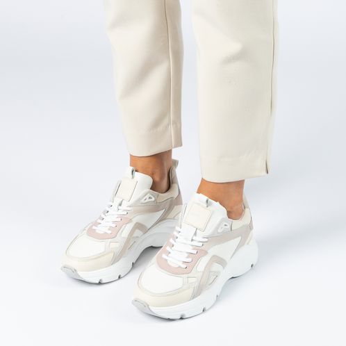 Beigefarbene Dad-Sneaker aus Leder