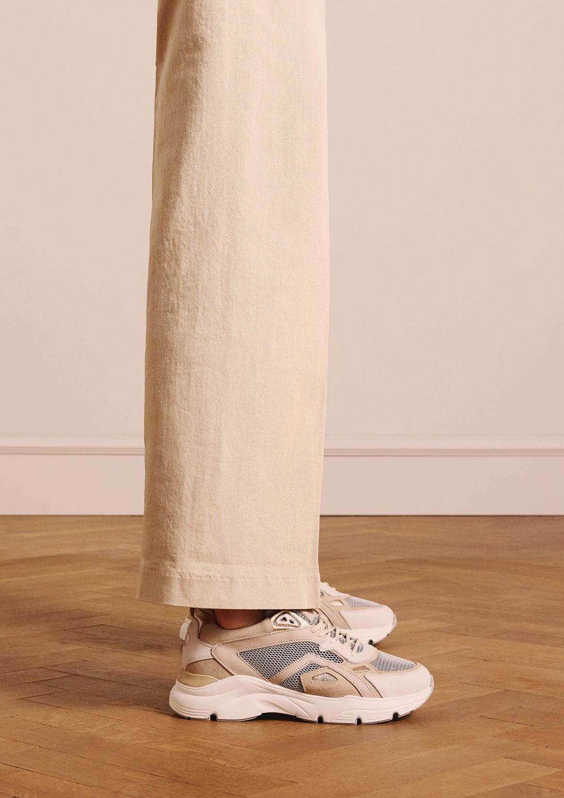 Beige leren sneakers suède details
