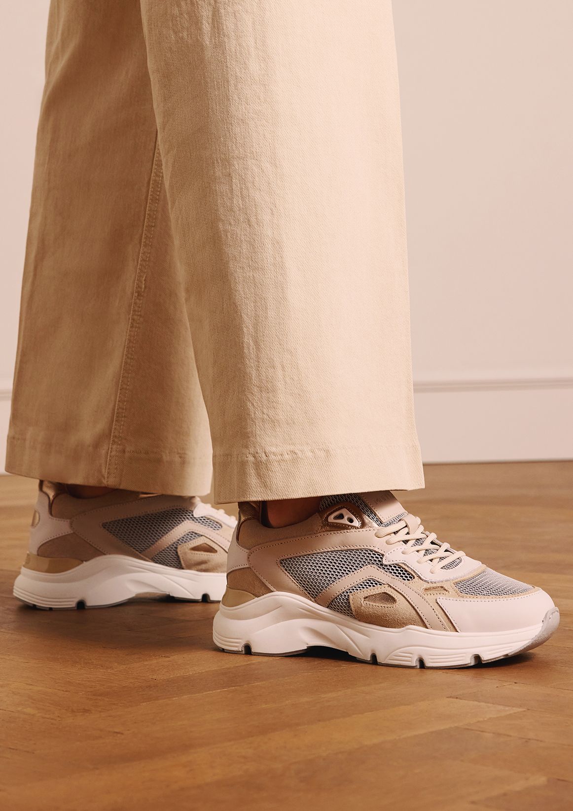 Beige leren sneakers suède details
