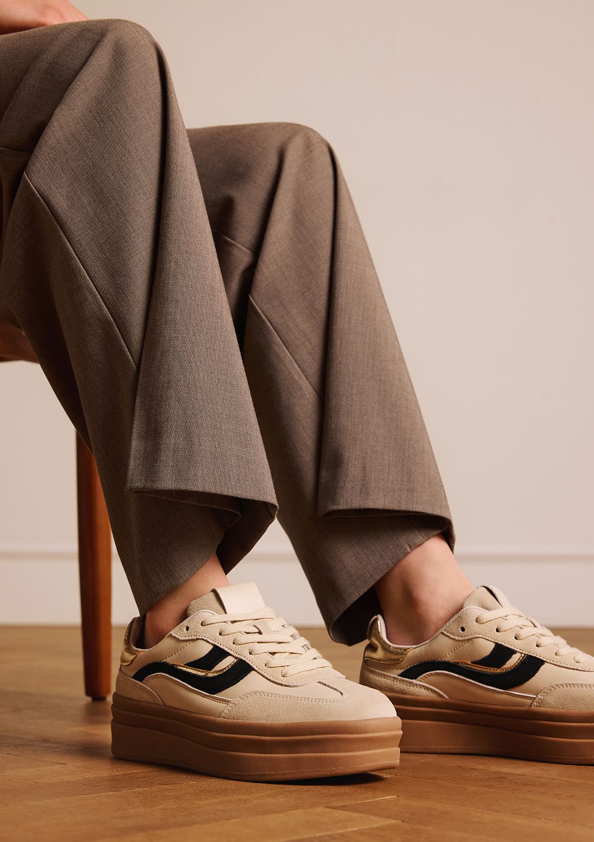 Beigefarbene Ledersneaker mit Veloursleder-Details