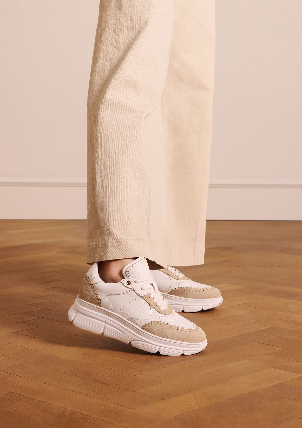 Witte leren sneakers met suède details