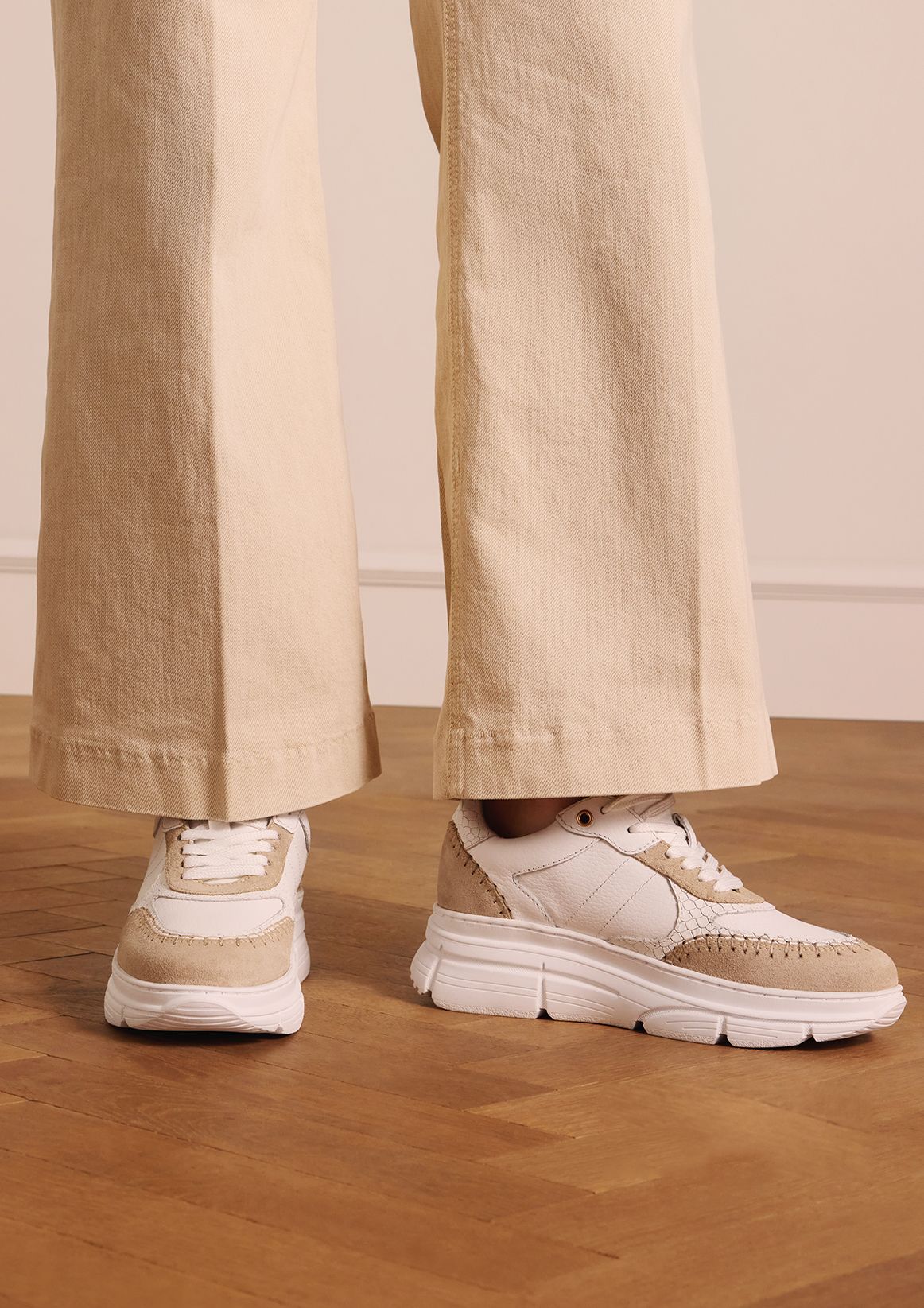Weiße Ledersneaker mit Veloursleder-Details