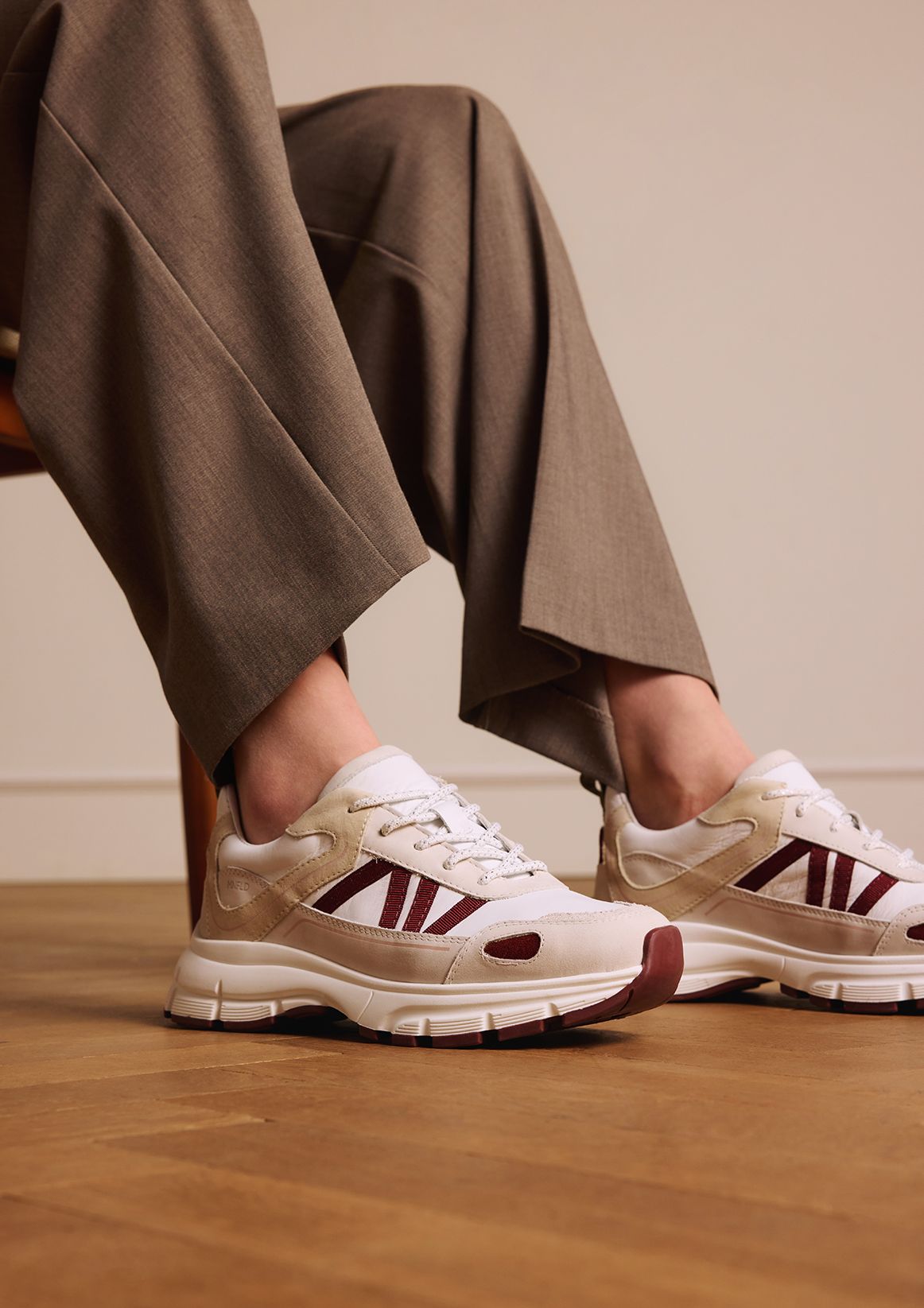 Weiße Ledersneaker mit beigefarbenen Details