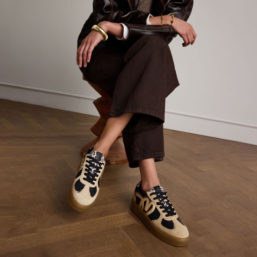 Taupefarbene Ledersneaker mit Details