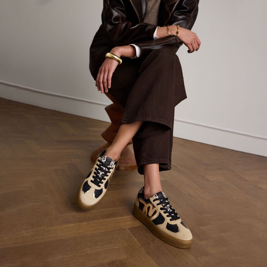 Taupefarbene Ledersneaker mit Details