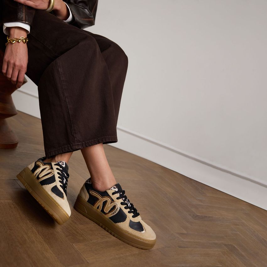 Taupefarbene Ledersneaker mit Details