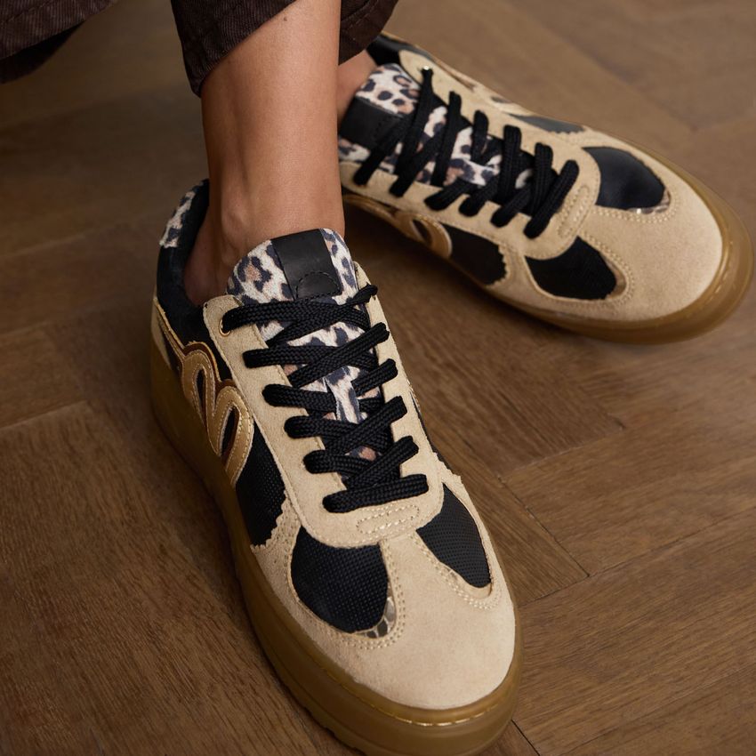 Taupefarbene Ledersneaker mit Details