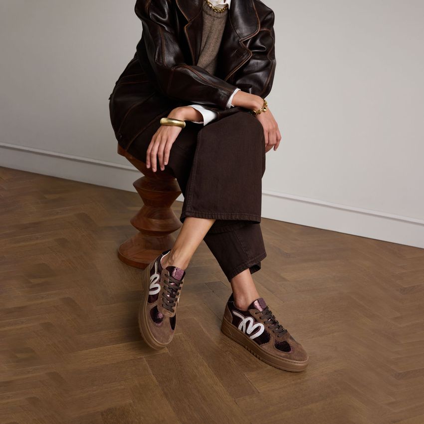 Donker bronzen metallic sneakers met details