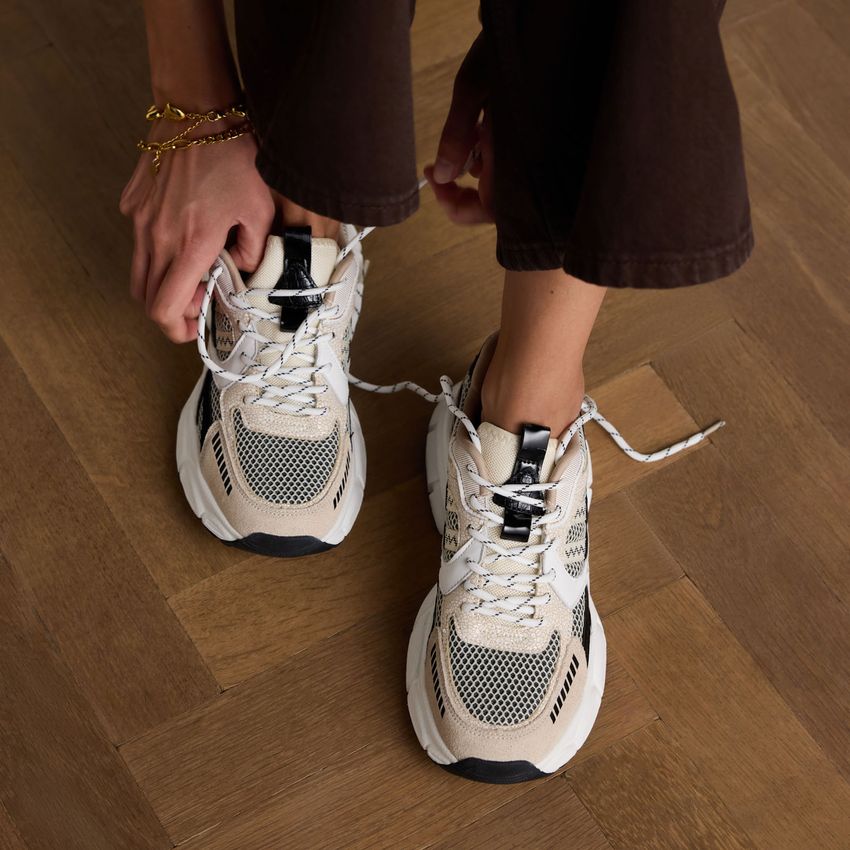 Beige Sneaker mit Stoff-Details in Schwarz und Weiß