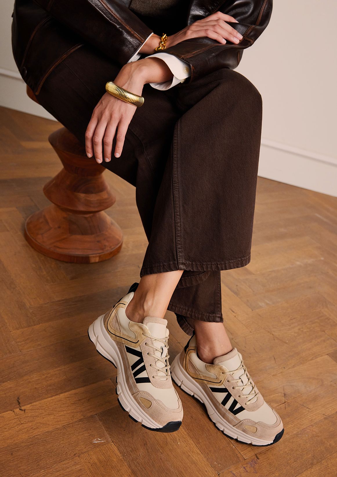 Beigefarbene Ledersneaker mit Veloursleder-Details