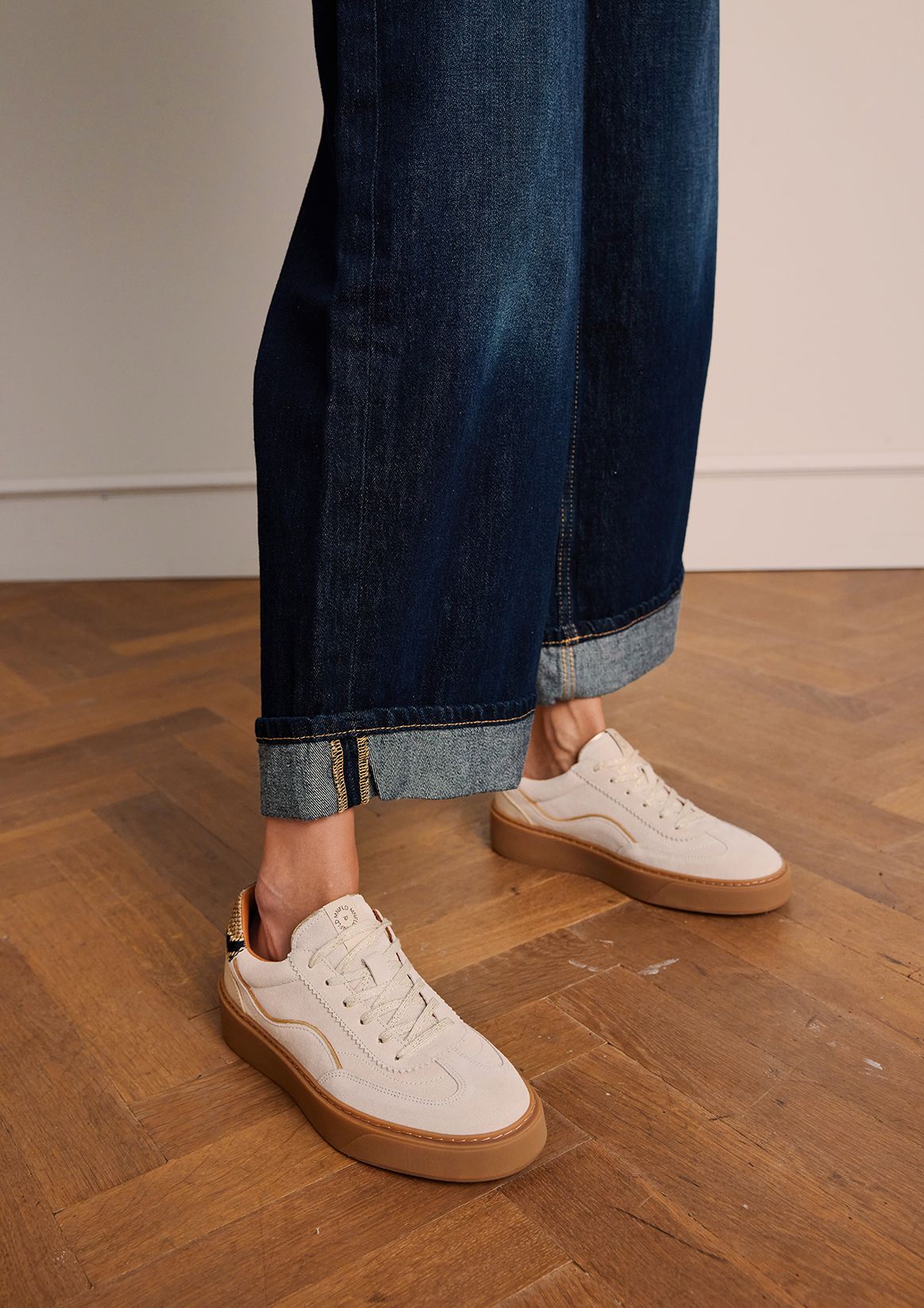 Beige suède sneakers met snake detail