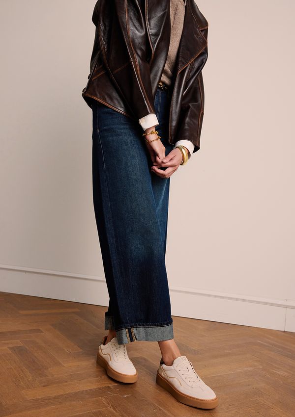 Beige suède sneakers met snake detail