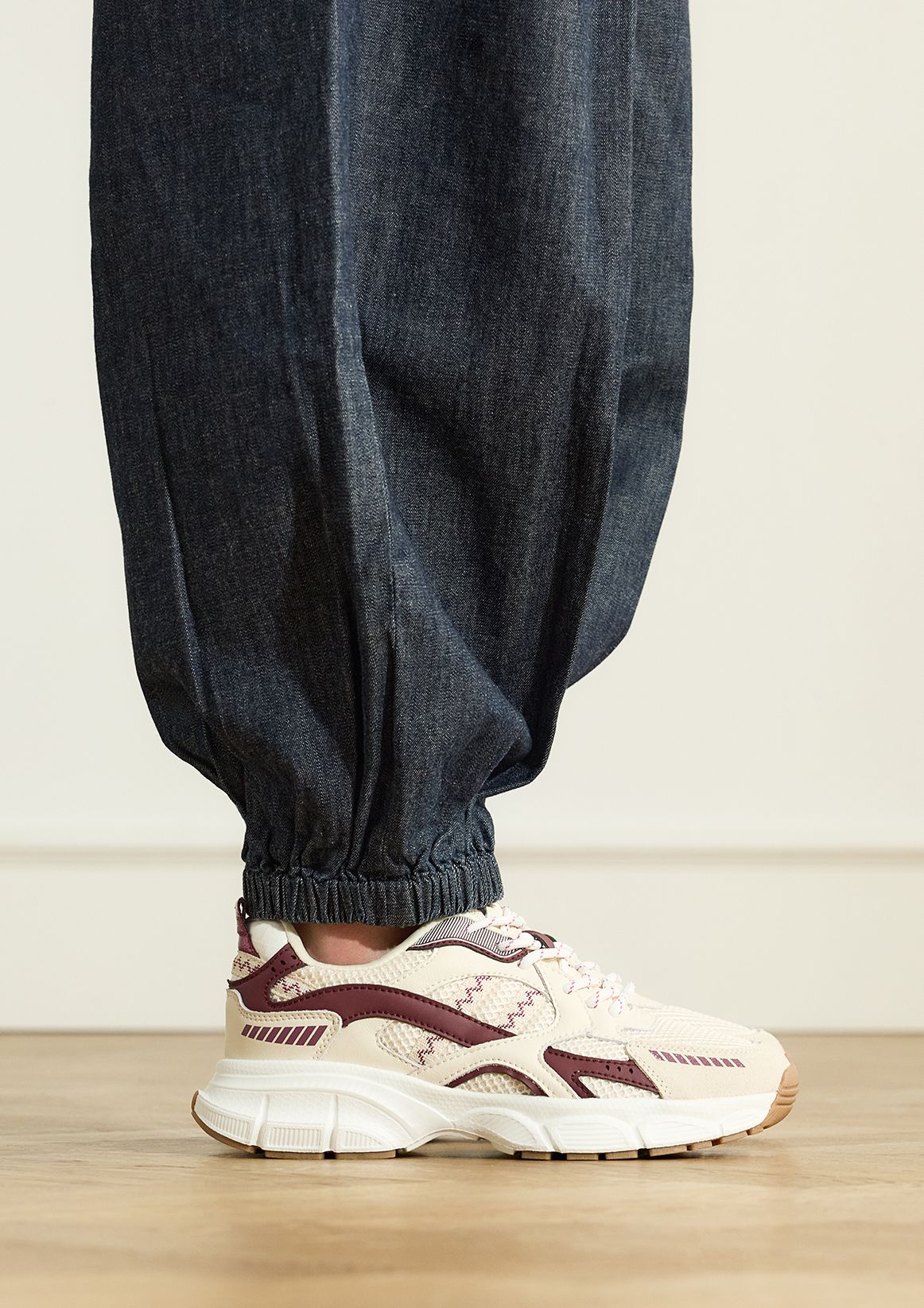 Beigefarbene Mesh-Sneaker mit bordeauxroten Details