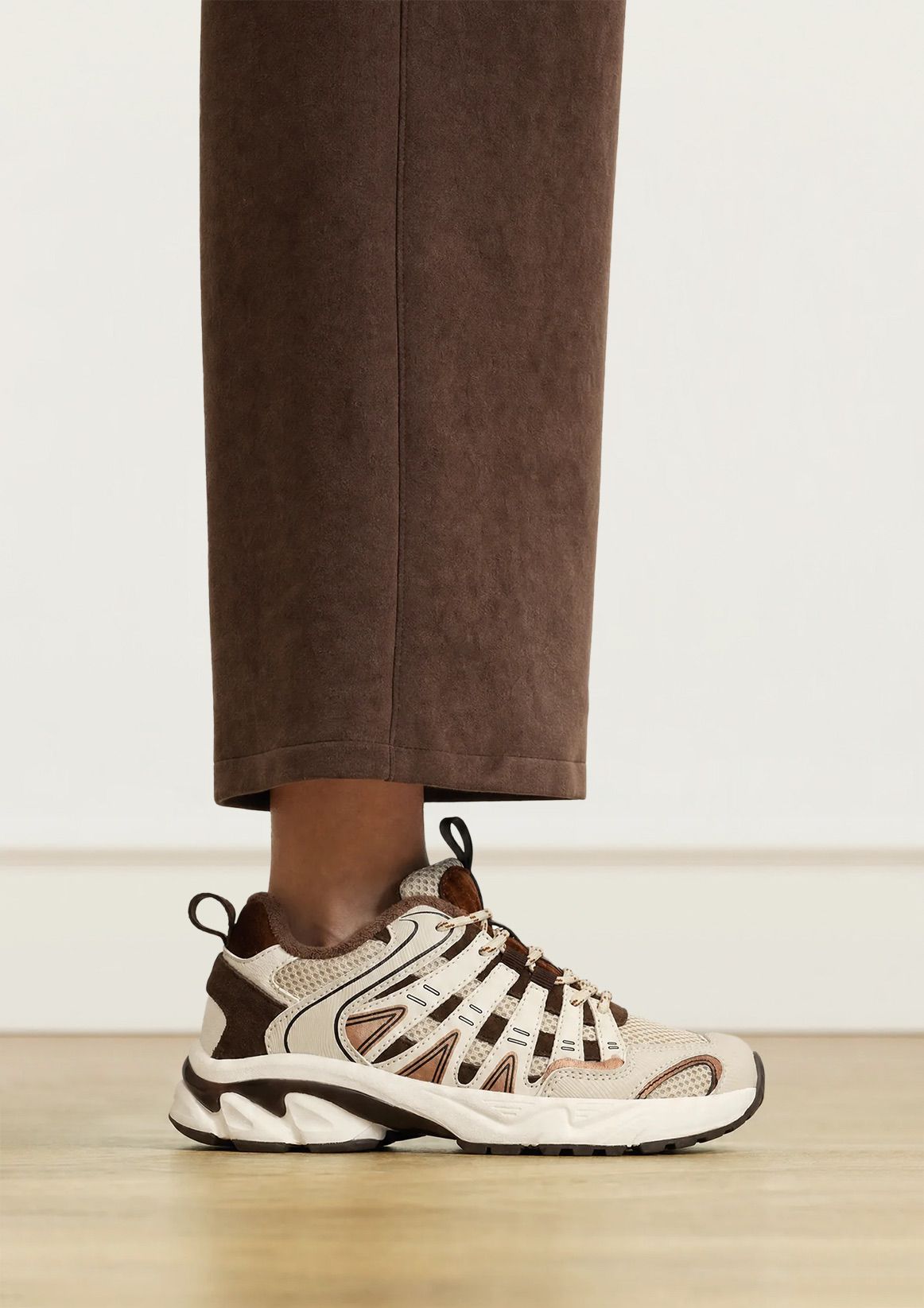 Beige mesh sneakers met bruine details