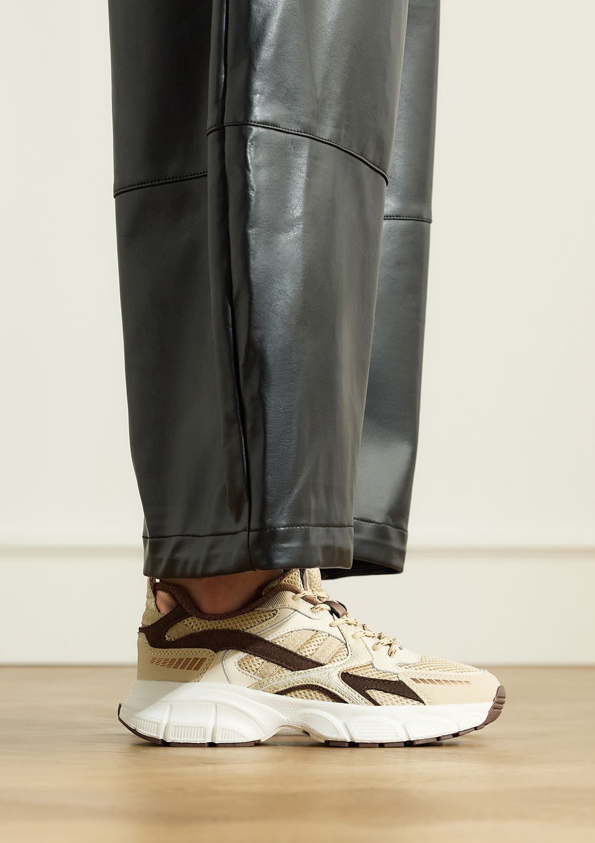Beigefarbene Mesh-Sneaker mit braunen Details