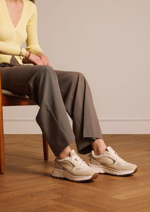 Beigefarbene Ledersneaker mit Veloursleder-Details