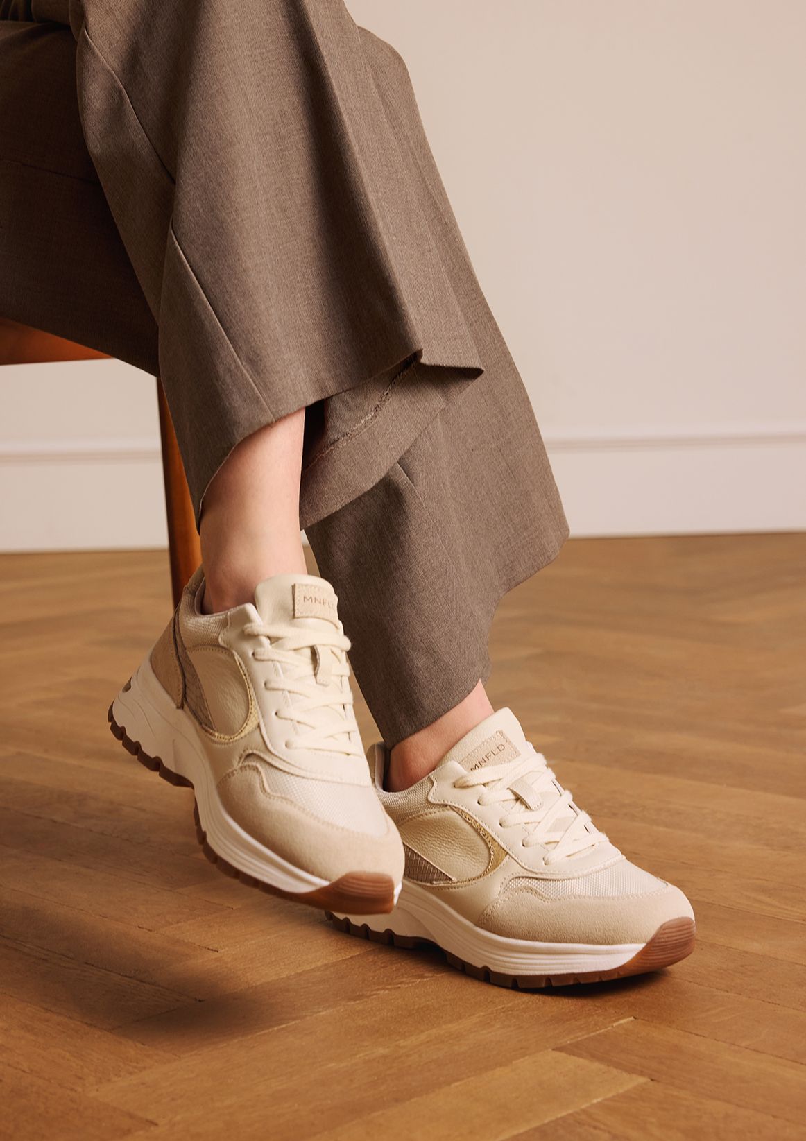Beige leren sneakers met suède details