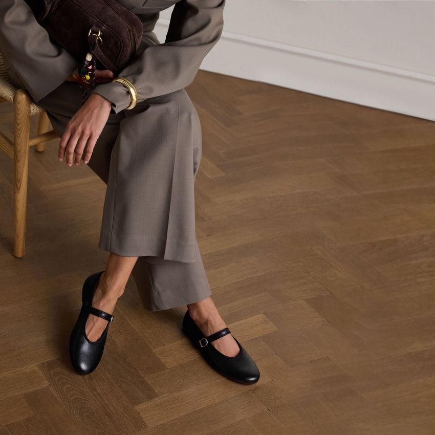 Schwarze Leder-Ballerinas mit Schnalle