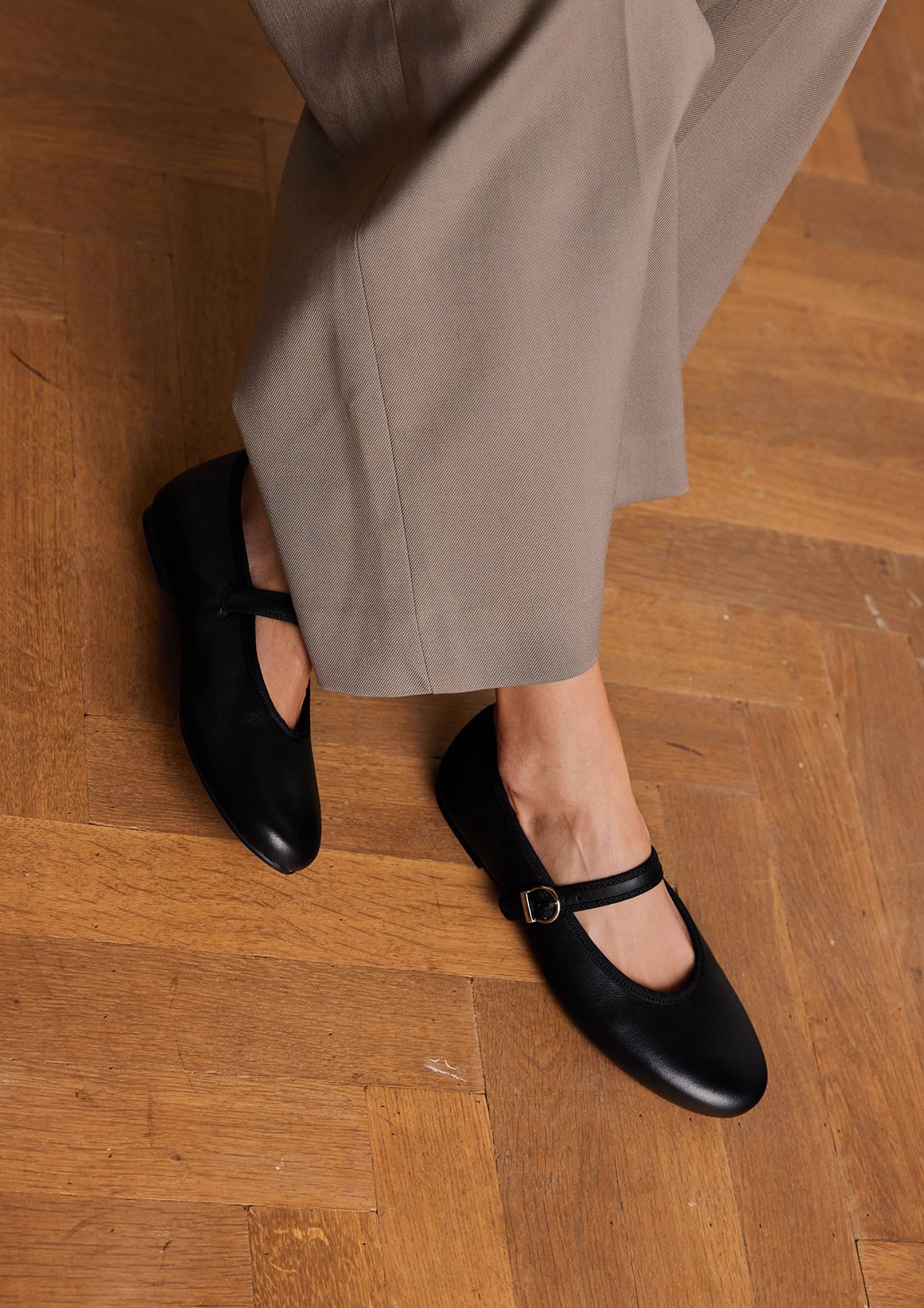 Schwarze Leder-Ballerinas mit Schnalle