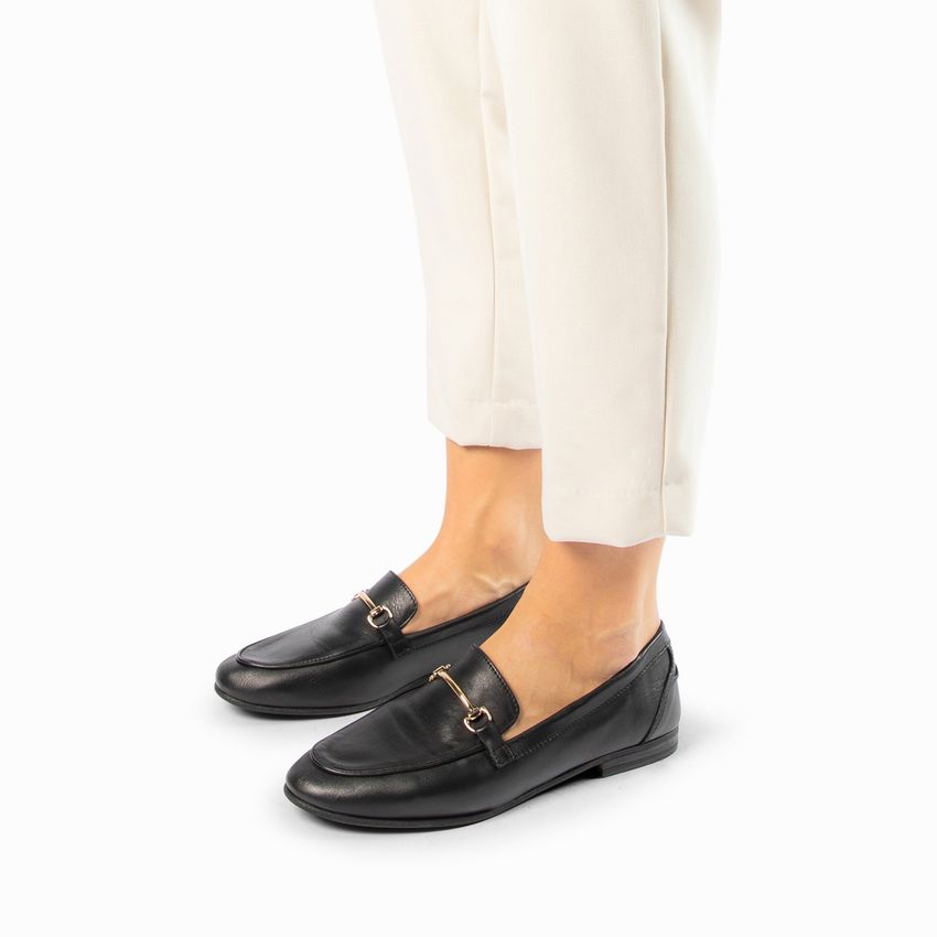 Schwarze Leder-Loafer mit goldenem Detail