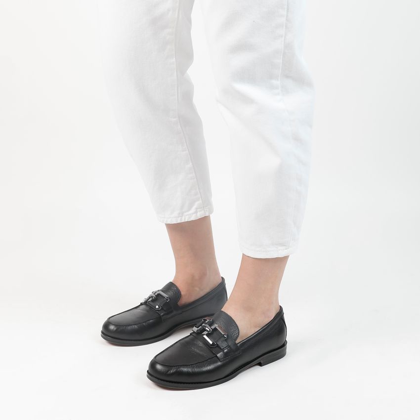 Schwarze Leder-Loafer mit eckiger Kette