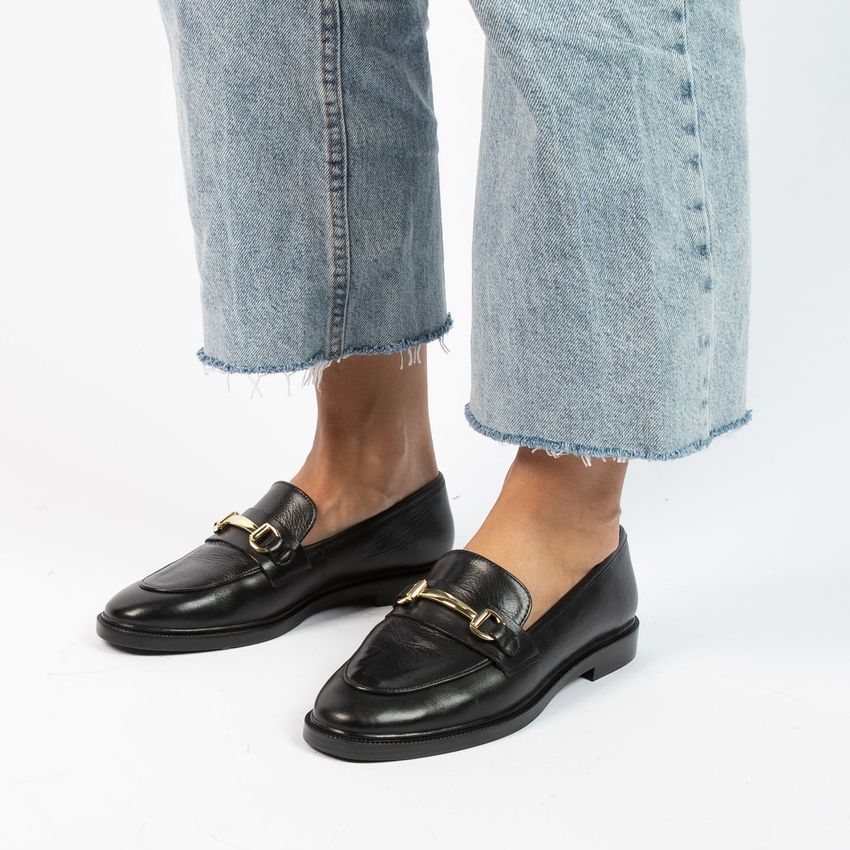 Zwarte leren loafers met goudkleurig detail