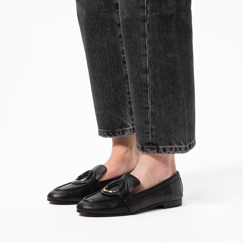 Schwarze Leder-Loafer mit goldfarbenem Detail