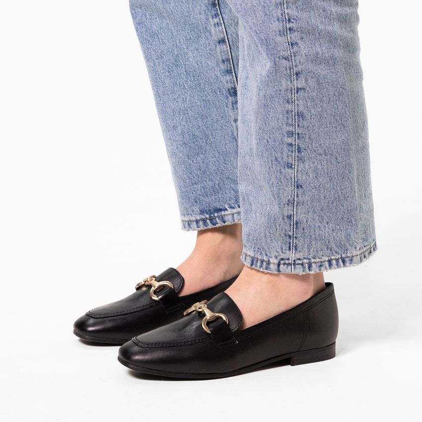 Schwarze Leder-Loafer mit goldfarbenem Detail