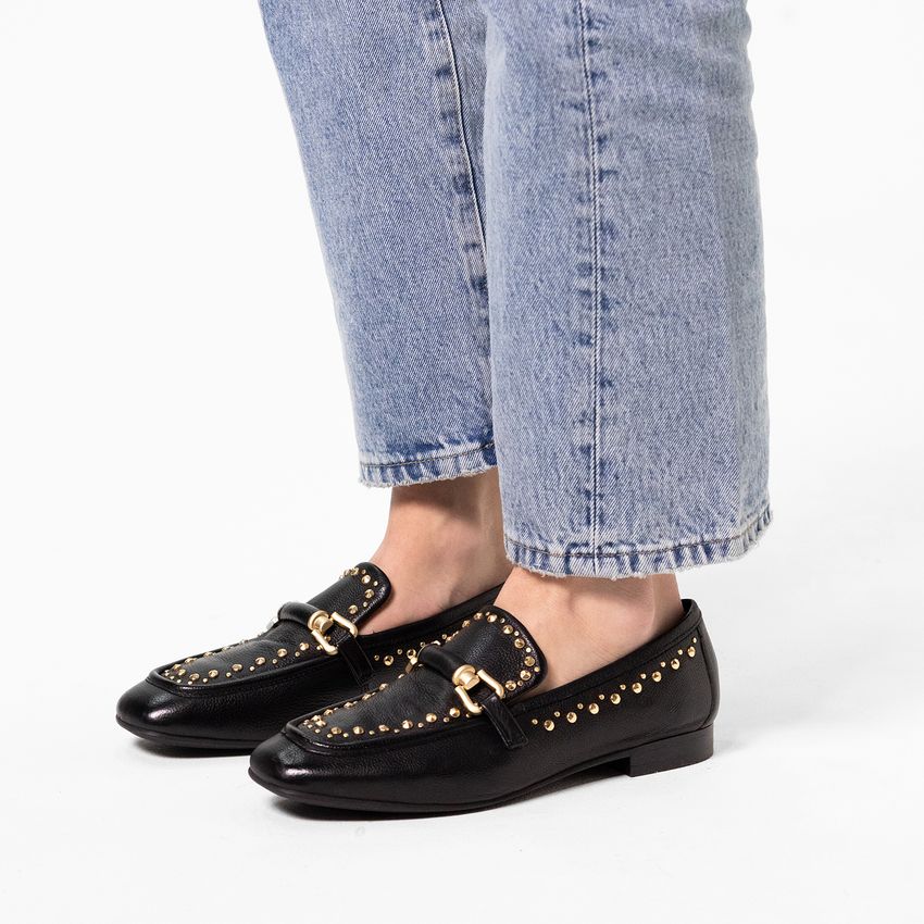 Zwarte leren loafers met goudkleurige studs