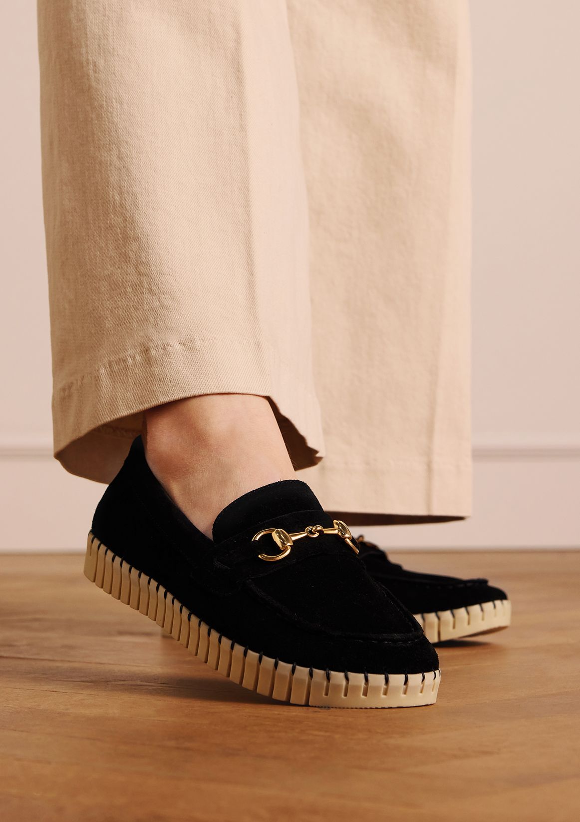 Zwarte suède loafer met goudkleurig detail