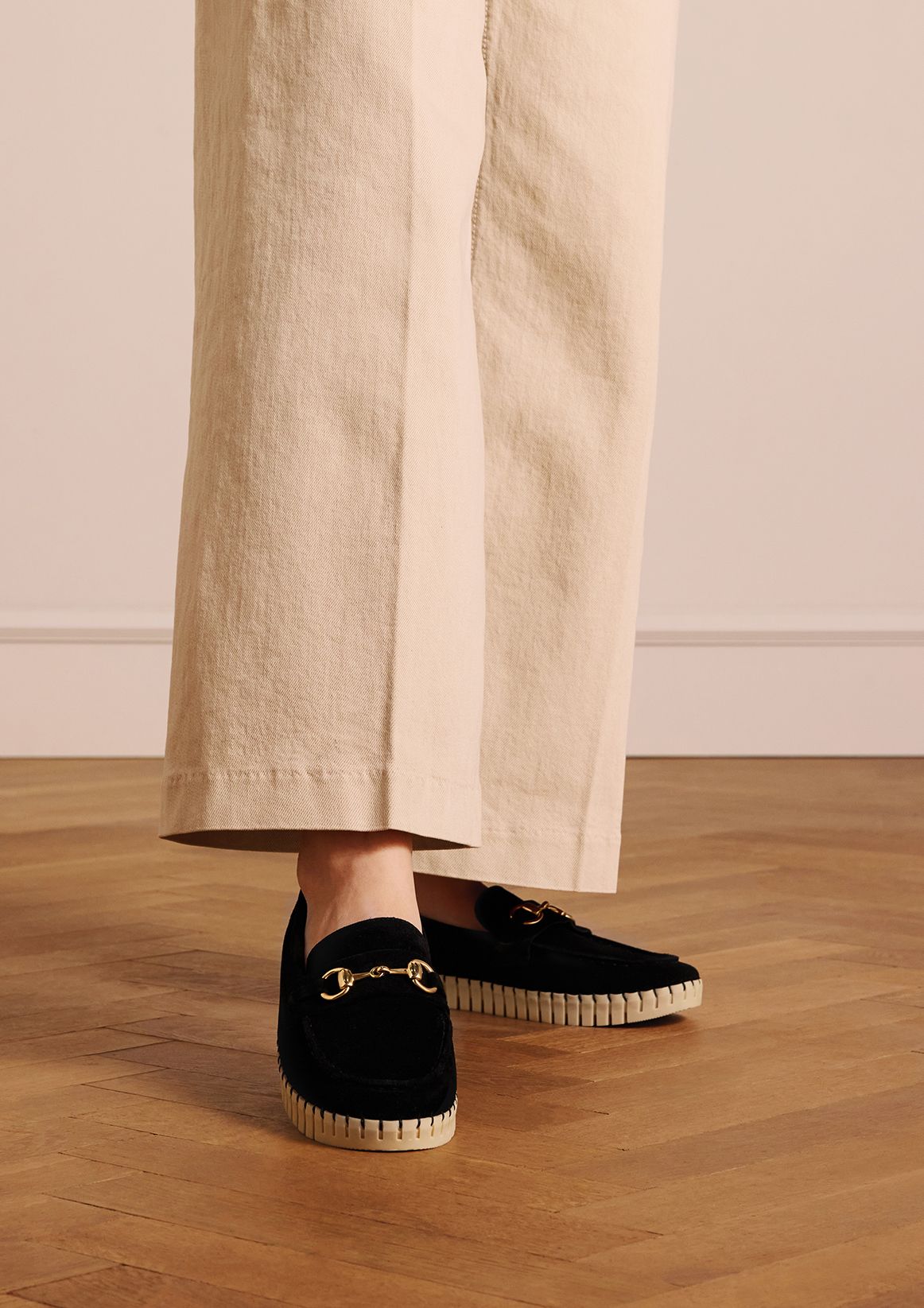 Schwarze Veloursleder-Loafer mit goldfarbenem Detail