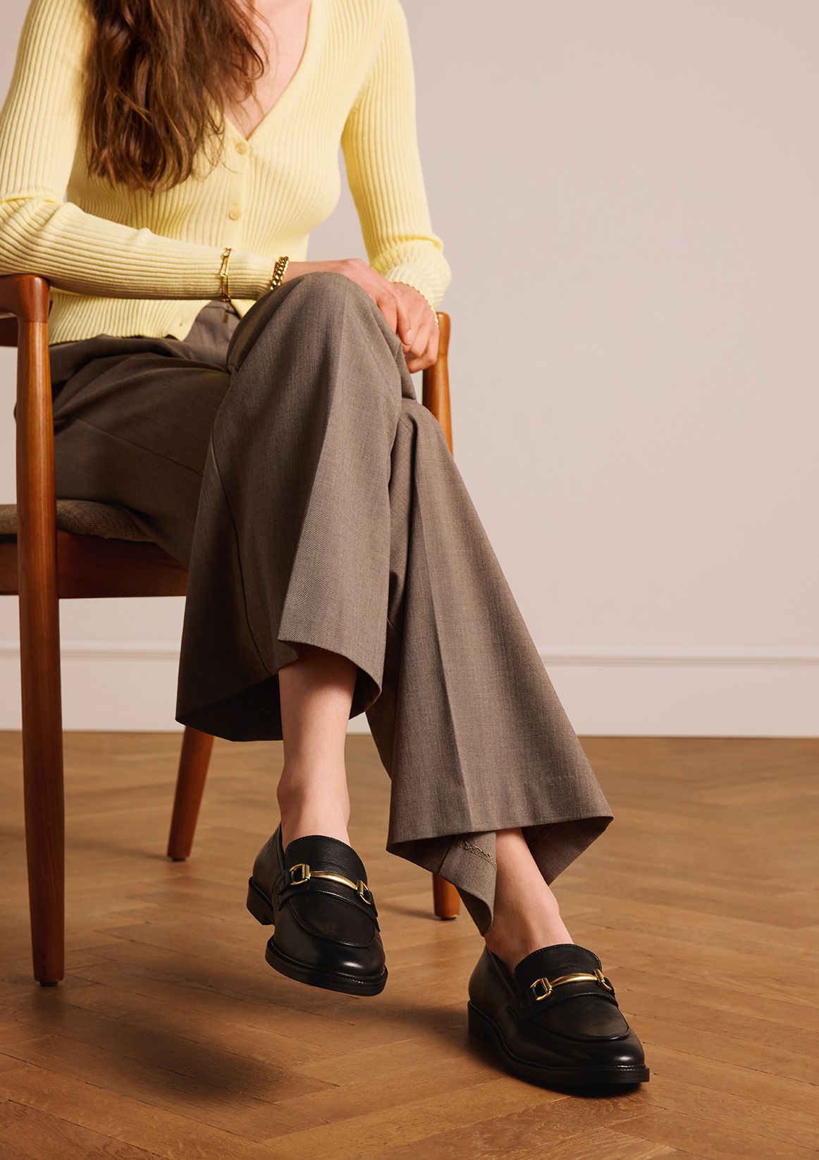 Schwarze Leder-Loafer mit goldfarbenem Detail