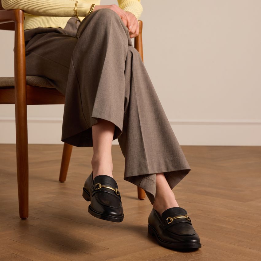 Schwarze Leder-Loafer mit goldfarbenem Detail