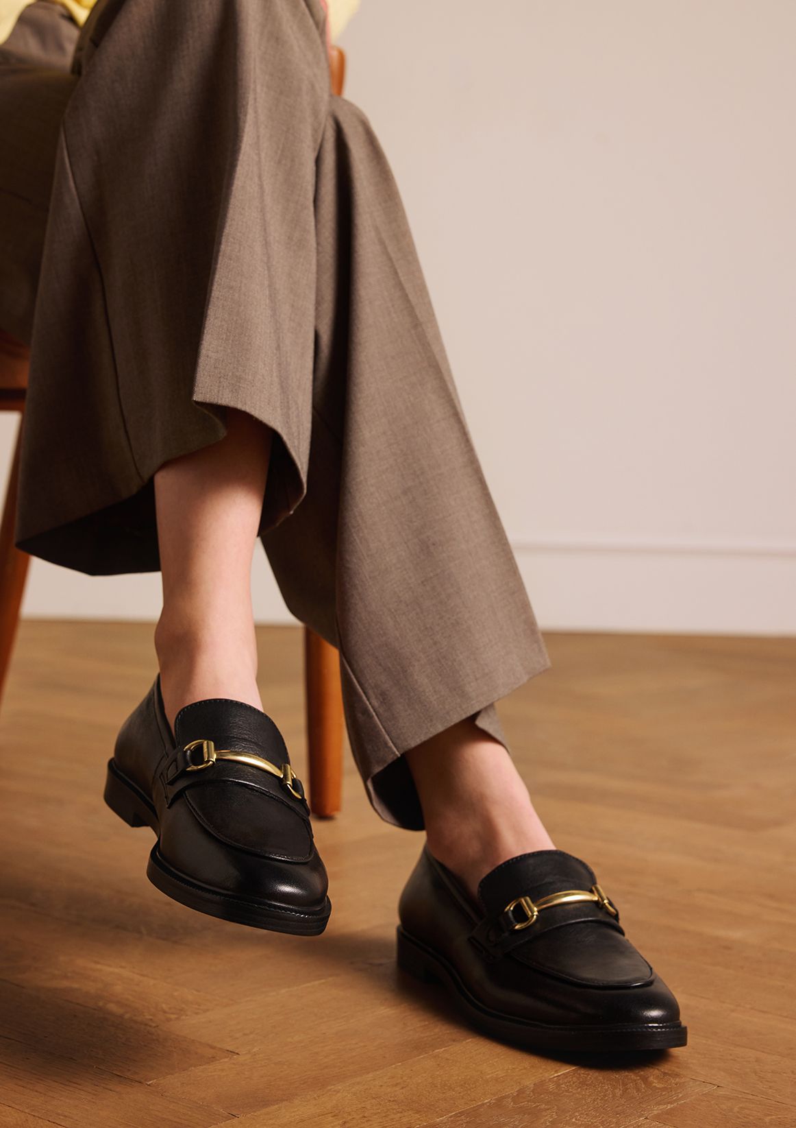 Zwarte leren loafers met goudkleurig detail