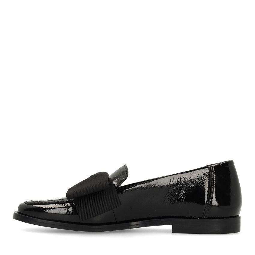 Schwarze Lackleder-Loafer mit Schleife