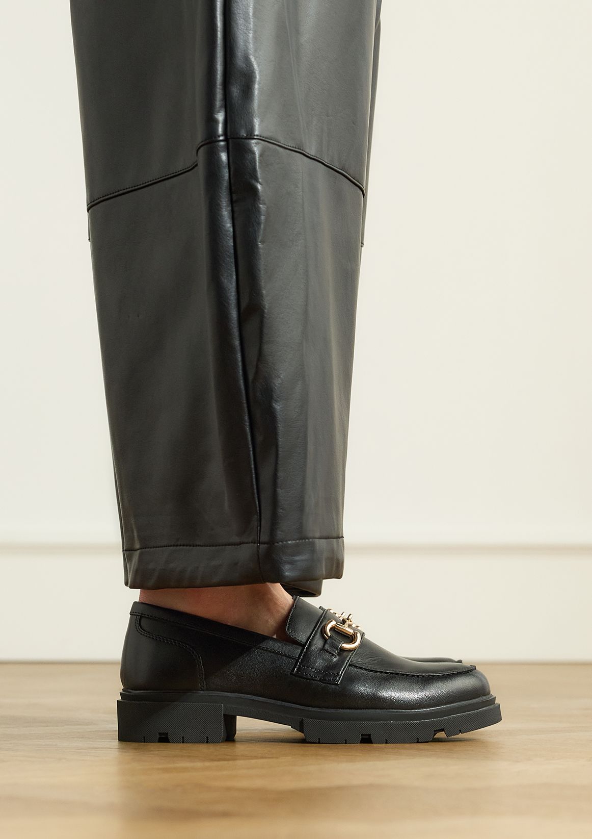 Zwarte leren loafers met goudkleurig detail