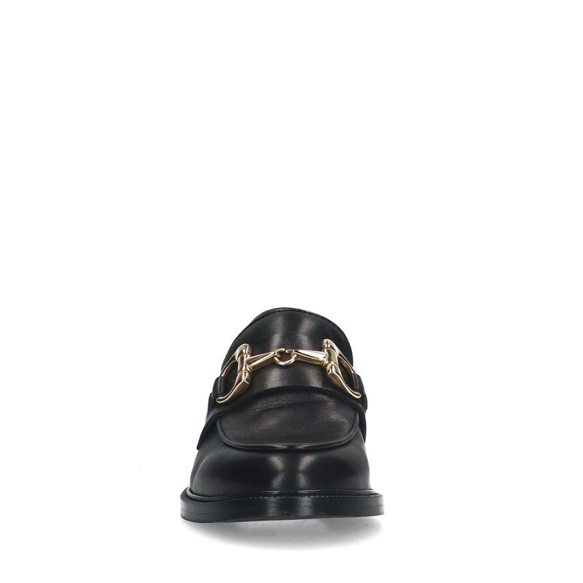 Schwarze Leder-Loafer mit goldfarbener Kette