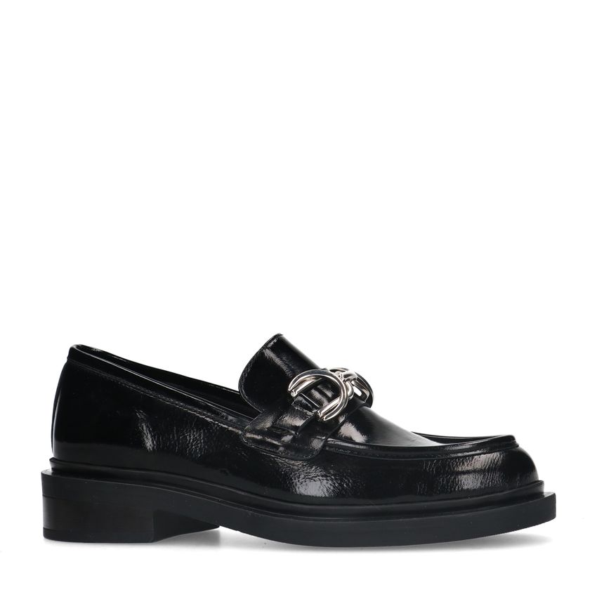 Zwarte lakleren loafers met zilveren chain