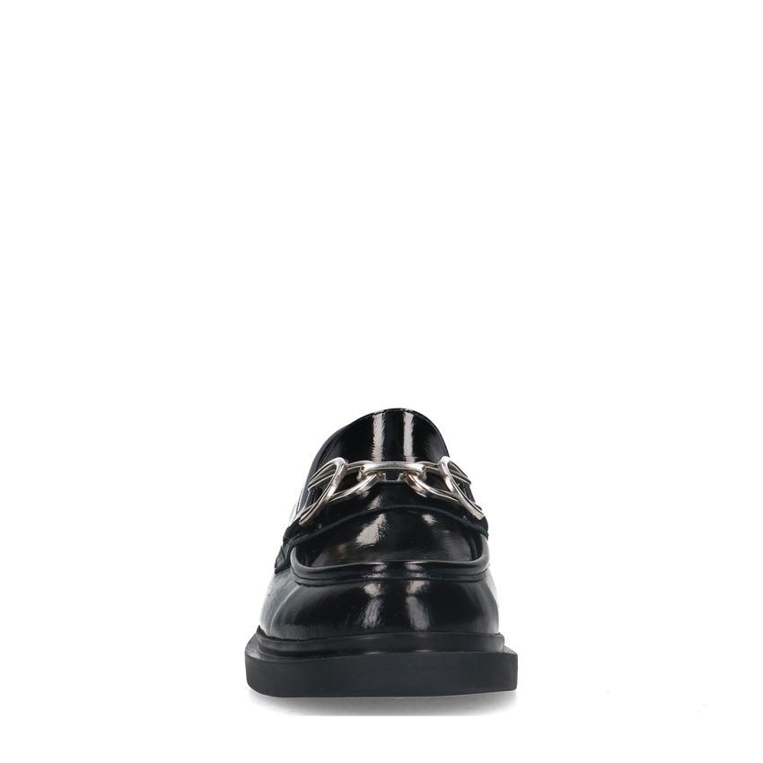Schwarze Lackleder-Loafer mit silberfarbener Kette