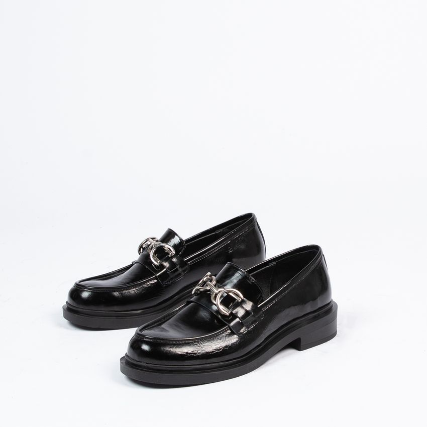 Zwarte lakleren loafers met zilveren chain