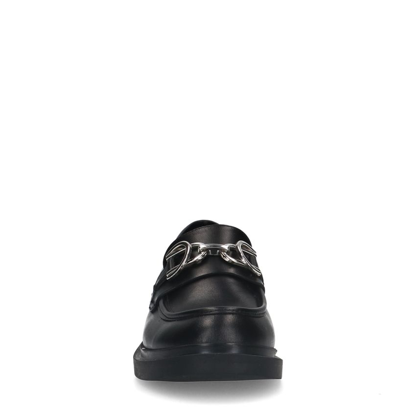 Schwarze Leder-Loafer mit silberfarbener Kette