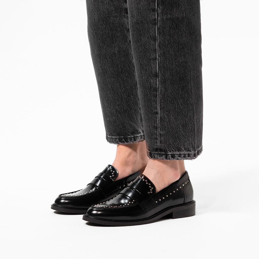 Schwarze Leder-Loafer mit silberfarbenen Nieten