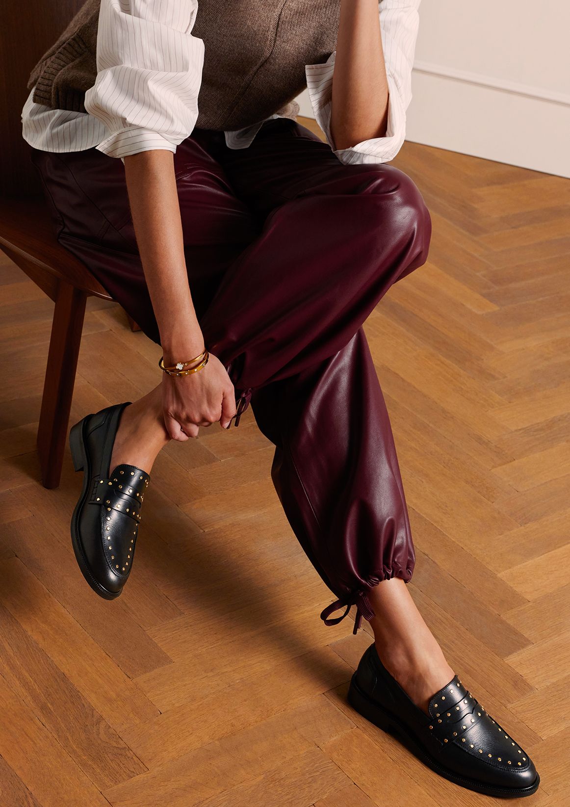 Schwarze Leder-Loafer mit goldfarbenen Nieten
