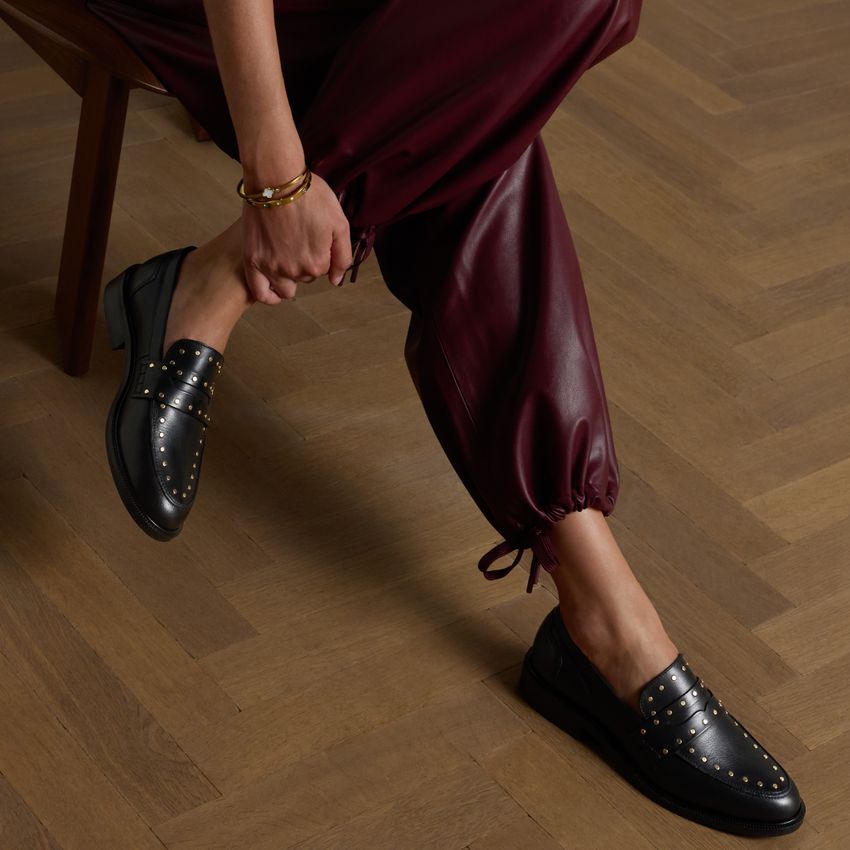 Zwarte leren loafers met goudkleurige studs