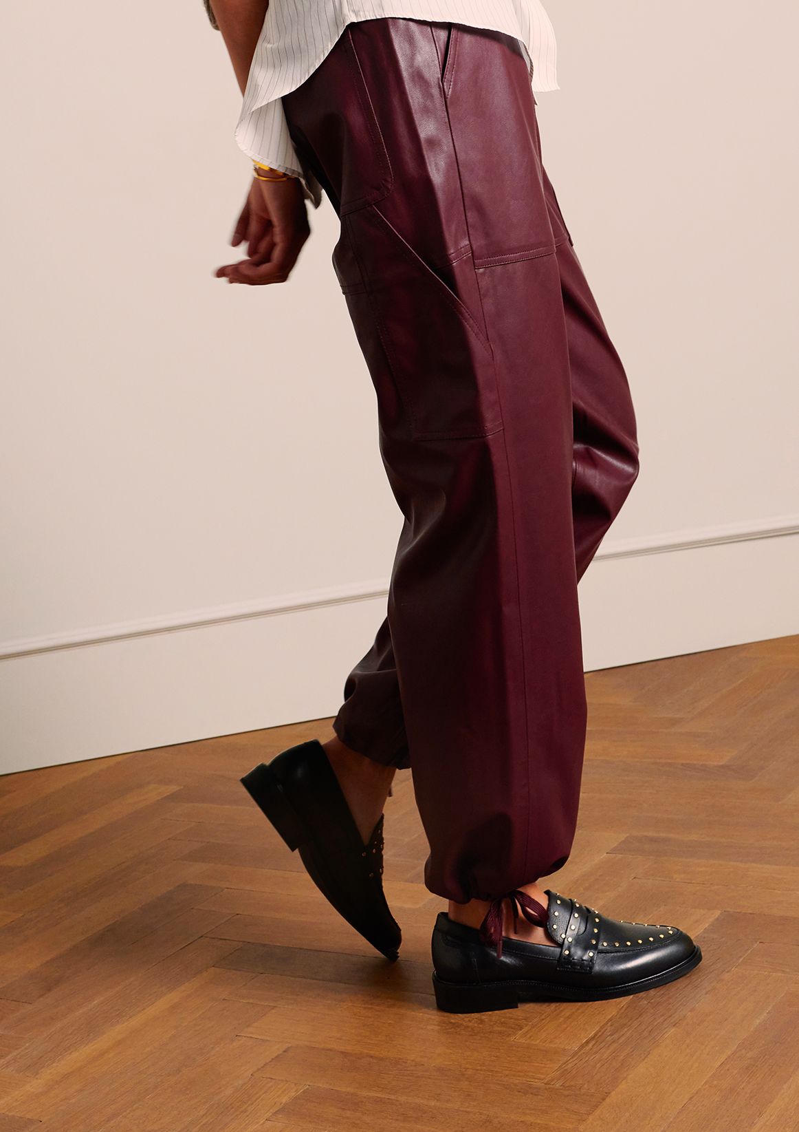 Schwarze Leder-Loafer mit goldfarbenen Nieten